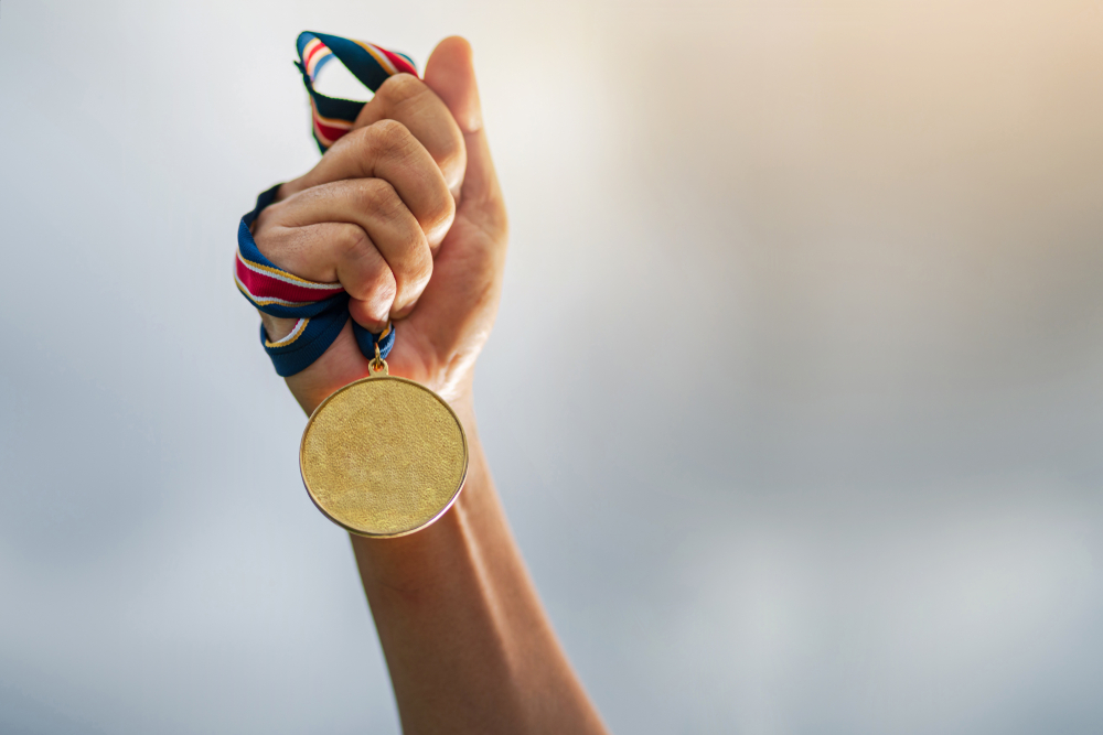 médaille main poing